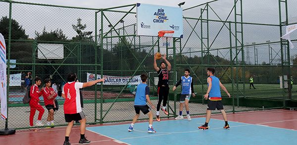 Gençler Basketbol Turnuvasında Ter Döktü
