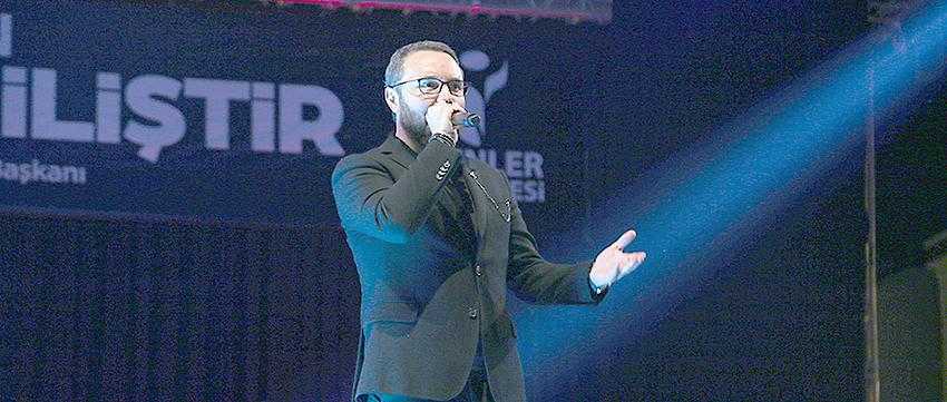 Sevilen Sanatçı Coşkulu Kalabalık Karşısında